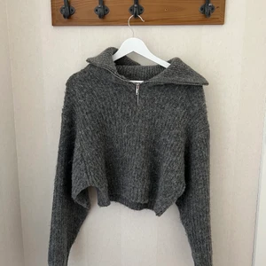 Grå stickat tröja - Populär stickat tröja från ginatrico🫶🏼 säljer pga för lite 