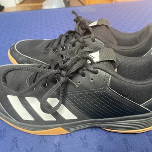 Handbollsskor  - Säljer dessa svarta handbollsskor från Adidas i storlek 39💕 Du står för frakten 💕