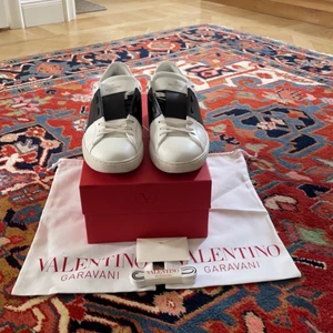 Valentino Garavani skor storlek 42 - Nu är det dags för mina välbehandlade valentino garavani skor att byta ägare. Köpte dessa skor för ca 4 månader sedan på valentinos egna butik på NK.  Dessa skor är i storlek 42, men passar även 43. Skriv till mig för mer info eller fler bilder! 8/10