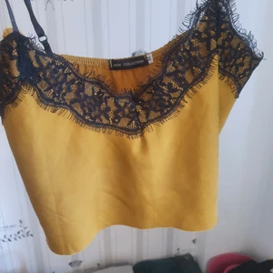 Sidentopp med spets - Snygg topp med mjukt silkestyg och svart spets.  