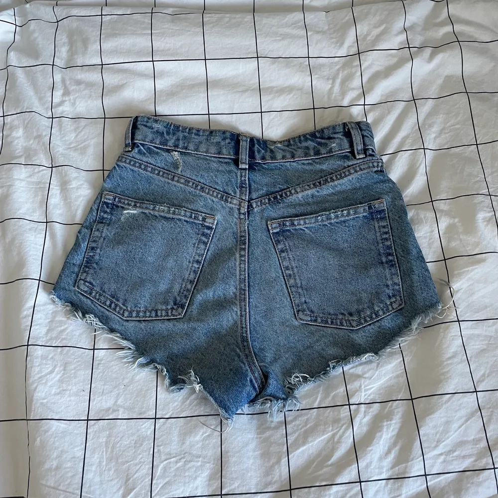 snygga jeans shorts från Zara❤️ köpta denna sommaren o knappt annvönda ser inte bra ut i shorts. slutsålda nu❤️ nypris 299 kr. Shorts.