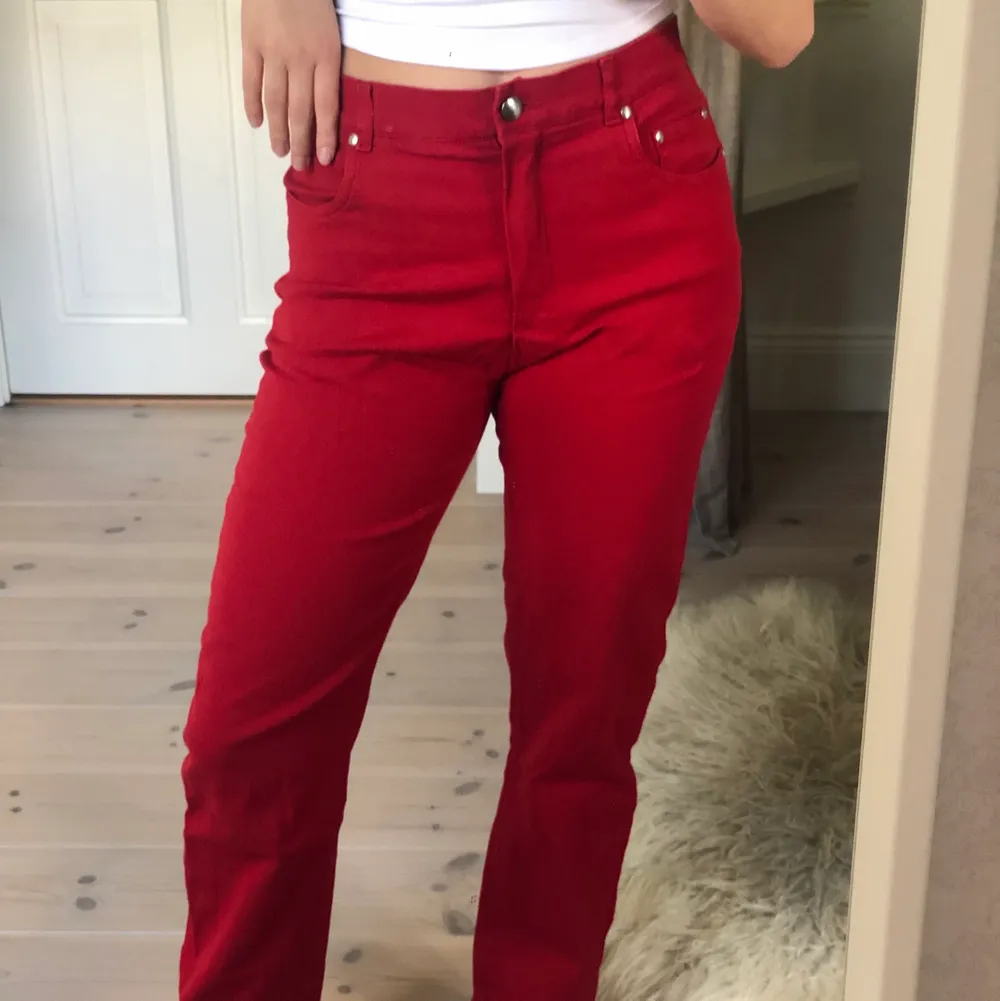 röda jeans köpta secondhand på humana. har själv aldrig använt och upplever att dom är i fint skick. storlek 42 men skulle säga att dom är som en 38. 150kr + 49kr frakt. Jeans & Byxor.