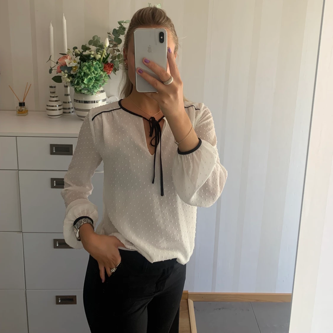 Vit blus med svarta detaljer