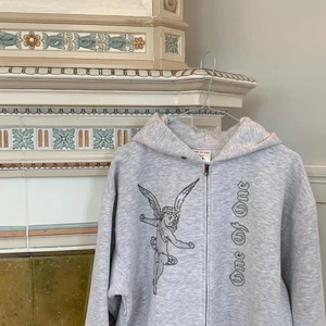 One of one Hoodie - Säljer nu min one of one hoodie då den inte kommer till användning längre. Den är sparsamt använd och i fint skick. Storlek Large Pris 800kr + frakt 