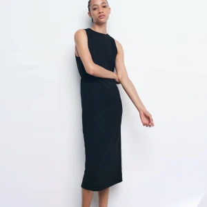 Svart klänning - Svart klänning från zara i storlek xs, använd max 2 ggr