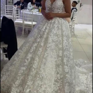 Brudklänning  - Hej brudklänning från Milagro säljes. Beskrivning och pris finns bland bilderna.  Klänningen är i ett väldigt bra skick , slöja på 3.5 m medföljer samt en justerbar underkjol.