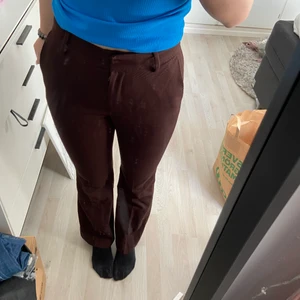 Byxor - Kostymbyxor från mq/Stockholm lm, insydda i rumpan och midjan, så sitter mer som en 34 än 36