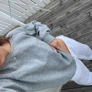 Sweatshirt  - Grå skön o fin sweatshirt i bra skick!