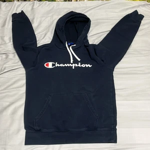 Champion Rochester - I använd skick. Storlek: Medium. Äkta Champion luvtröja och den passar och funkar utmärkt. Inga hål eller fel med den. Till dig som behöver bättre stil!