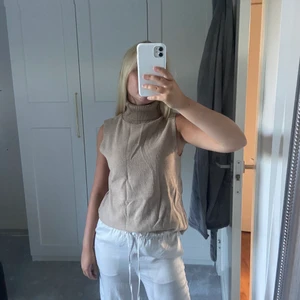 Beige poloväst  - Beige oanvänd poloväst från zara🥰 frakt ingår ej