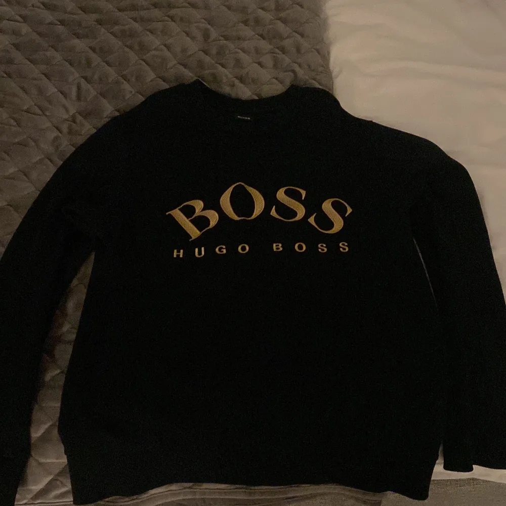 Säljer denna Hugo boss tröja i storlek M, både till tjejer och killar💓 den är använd typ 2 gånger för 2 år sedan så den är som ny💓. Tröjor & Koftor.