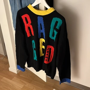 Stickad tröja från Ragged Priest - Storlek M men passar mig som är S med en liten oversized fit. Burit en del och älskat men inga synbara skavanker. Den har blivit liite stel efter tvätt men kan nog lösas med mjukgörande sköljmedel 🥰