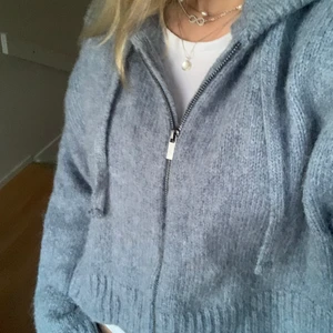 Tricksad tröja  - Tröjan är inte såld, ny annons är uppe. Superfin stickad tröja med dragkedja och luva  från Zara. Har bara använt den 2 gånger och därav är den i nyskick. Storlek XS/S. Säljer för 250 kr 