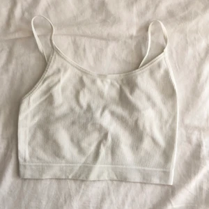 Ribbat linne - Vitt ribbat linne. Använd få gånger, så gott som nyskick!