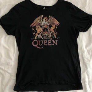 Queen T-shirt  - Svart T-shirt med Queen tryck. Bra skick!