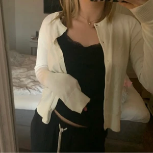 Vit kofta  - Säljer denna hm kofta då den aldrig kommer till användning längre! Använt den fåtal gånger men fortfarande i bra skick. Skriv till mig för info!🫶🏻😽