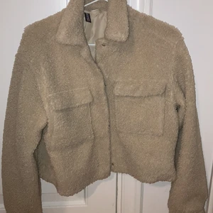 Teddyjacka - Säljer denna fina teddyjackan ifrån Hm✨Har använt den ca 2 gånger och är perfekt nu till hösten! Varm och skön. Lite kortare i modellen i storlek XS💕💕