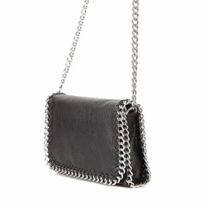 Tiamo väska  - Säljer nu min fina Tiamo väska i strl M. Väskan är i mycket gott skick och rymmer mycket!! Köpt för 500 kr men säljer för 300❤️