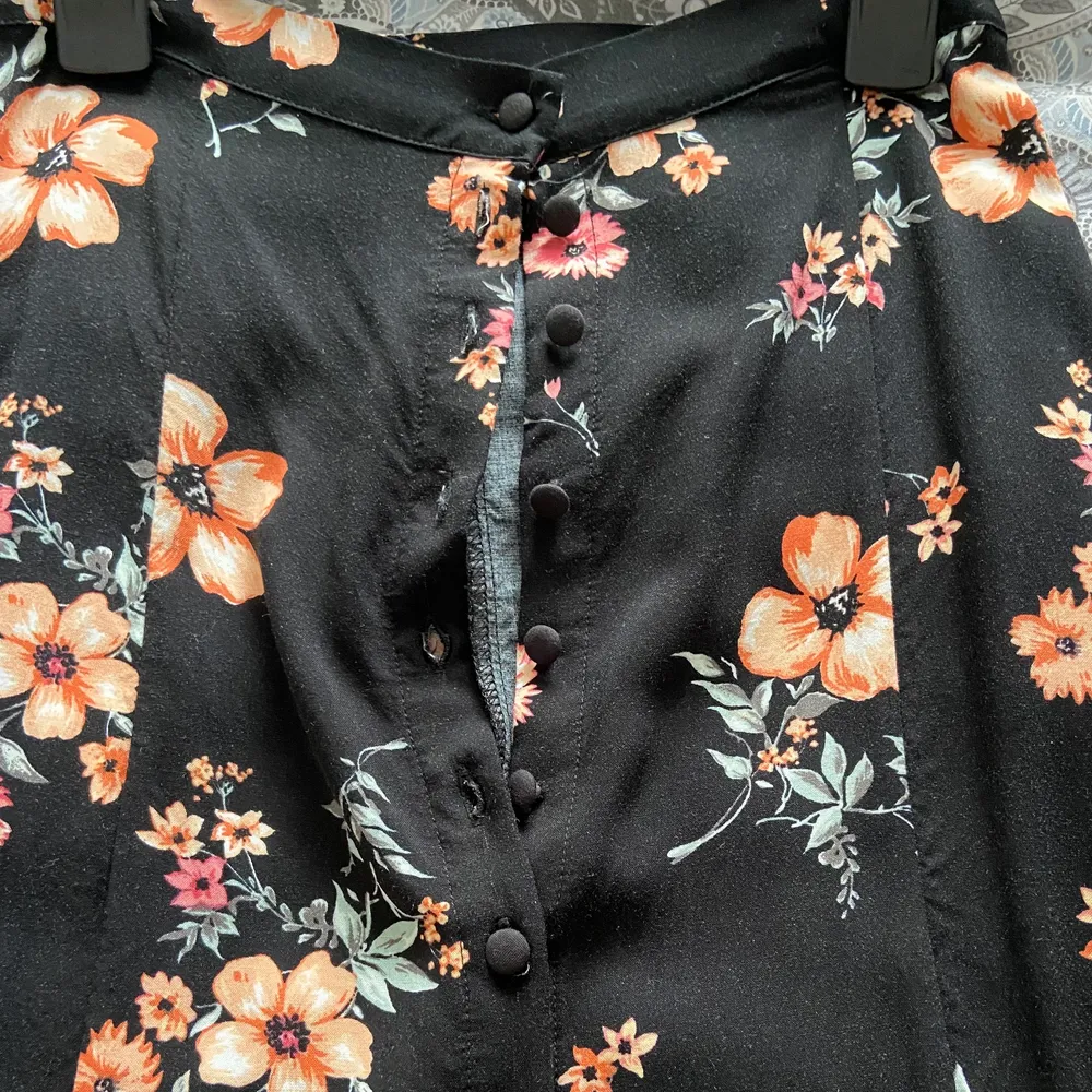 Super söt kjol från H&M i storlek 34!! Knappt använd, nyskick. Har en slits på varje sida samt knappar ner till lite mer än halva kjolen fram.. Hameet.