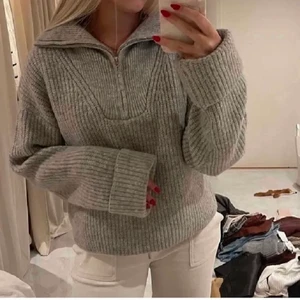 Zip hoodie - Stickad tröja från bikbok. Storlek M men passar allt från xs-m. 200 kr eller bud, köparen står för frakten. (lånad bild)💗 köp direkt för 450 kr❤️TRYCK INTE PÅ KÖP DIREKT!