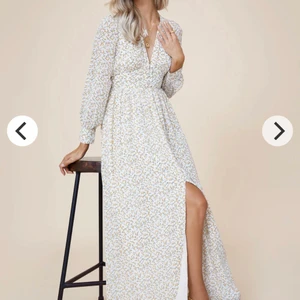 Adoore lemon napoli  - Hej! Säljer denna otroligt fina och sköna klänning från adoore🥰 köpte den och tog av lapparna i somras men har legat oanvänd sen dess. Pris kan diskuteras ! 🥰