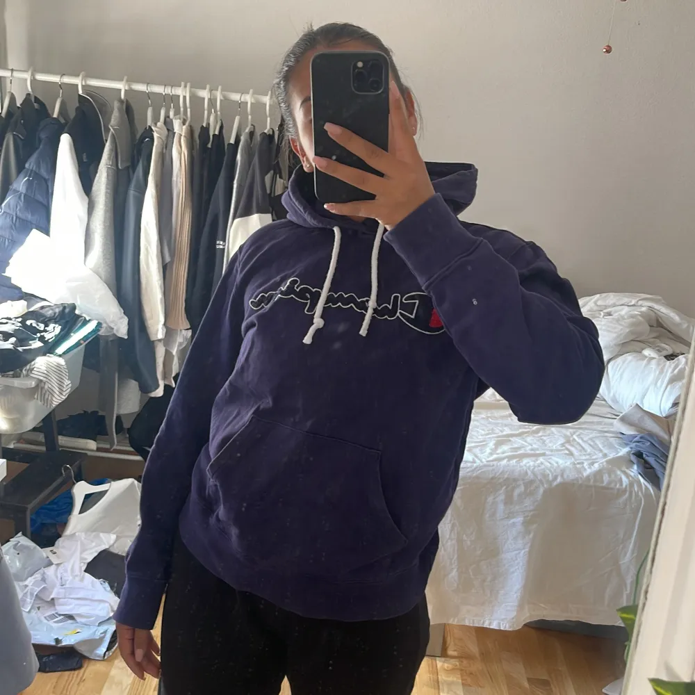 Champion hoodie i en lila blå nyans, skicket är fint och perfekt inför hösten. Skulle säga att den sitter som en S. Spårbarfrakt på 66kr som du själv står för ❤️ billigt pris pga utförsäljning . Hoodies.