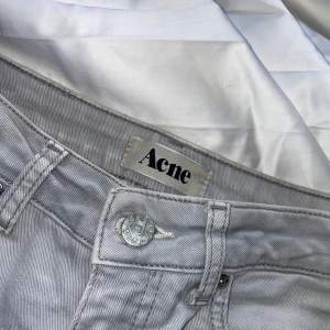 Lågmidjade jeans från acne med slits🤩 kom privat för mer detaljer!!!⭐️