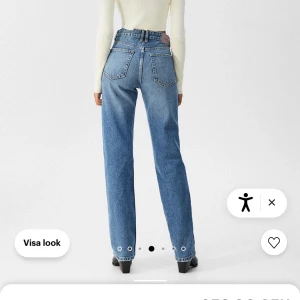 Byxor jeans - Säljer mina jättesnygga jeans från pull and bear, jag har använt dom fåtaliga gånger men dom har blivit lite små det är så anledningen att jag väljer att sälja dom, men dom är som nya!💗💗 Ny pris 359kr men säljer dom för 250kr💗