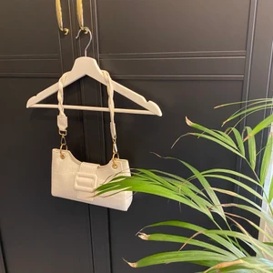 Vit väska med spänne - Knappt använd o bara under 2 tillfällen! Ny pris 149kr säljer för 80kr 💞💘 Hör av om intresse<33