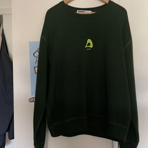 AFFIX WORKS knit - Säljer denna knit från kiko kostadinovs dottermärke: Affix works. Boxy passform, najs material och skön mörkgrön färg. Köpt på ettresex för 1400 