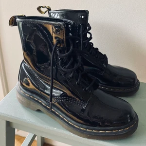Dr martens kängor lack  - Säljer nu mina kära Dr Martens 8-håls kängor, svart lack.   Välbevarade! 