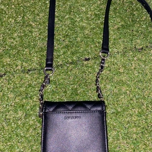 äkta Don Donna väska - Don Donna väska säljer den för 100kr ( utan frakt ) den är inte använd skriv till mig privat om ni vill ha flera information och detaljer av väskan🥰🥰💕💕💕