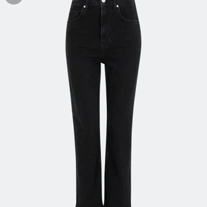 Svarta Bik bok jeans - ”Tower super high waist straight leg” Ett par helt ny köpta svarta jeans från Bik bok med lapp och allt kvar, aldrig andvända. Storlek: 25/30. Säljer pågrund av att det inte var min stil och hade redan slängt kvittot✨