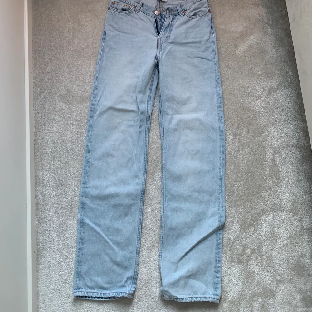 Lågmidjade jeans från weekday som just nu är slutsålda. Storlek 26/32✨. Jeans & Byxor.