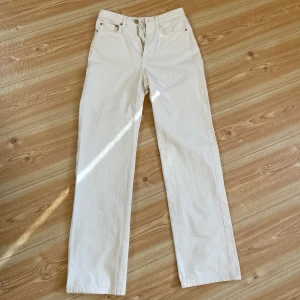 Weekday ROWE - För små för mig. Från weekday W27 L32. Är en 38 typ så detta är väl 34-36💓 