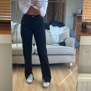 Svarta jeans slits - Aldrig använt, lite små för mig. Är 169cm, storlek 36💓