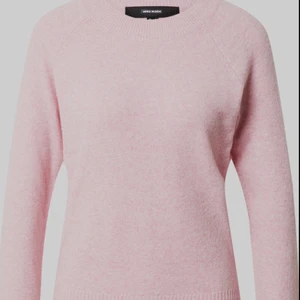 Stickad tröja  - Stickad tröja från Vera moda💕Nästan aldrig använd💞Bra skick,Den är storlek L men passar mig jätte bra som är storlek S💗 skriv för mer bilder eller funderingar💗