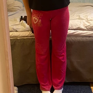 Juicy Couture byxor!  - Finaste juicy byxorna som tyvärr inte kommer till användning längre! Jag är 167 och de är lite lite korta på mig! Inga defekter🫶 skulle passa en STL S/M BUDET GÄLLER INTE! KÖP DIREKT FÖR 300