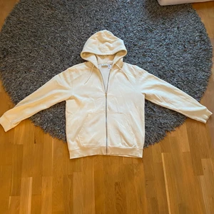 Weekday zip up - Zip upen är S men funkar jättebra som M. Nypris 450kr och använd 3 gånger. Tröjan är benfärgad. 