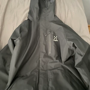 Haglöfs jacka  - Hej säljer nu min Haglöfs gortex jacka köpte den för runt 2000kr den är som ny inga skador eller något hur fin och skön som helst vind och regn jacka 