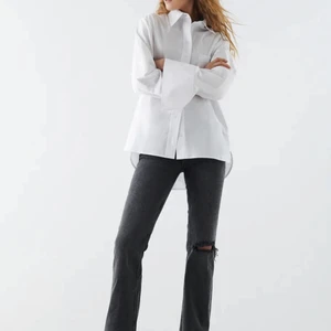 Jeans  - Säljer dessa supersnygga jeans från Gina då de tyvärr blivit för små🤍 Skriv för fler bilder!!