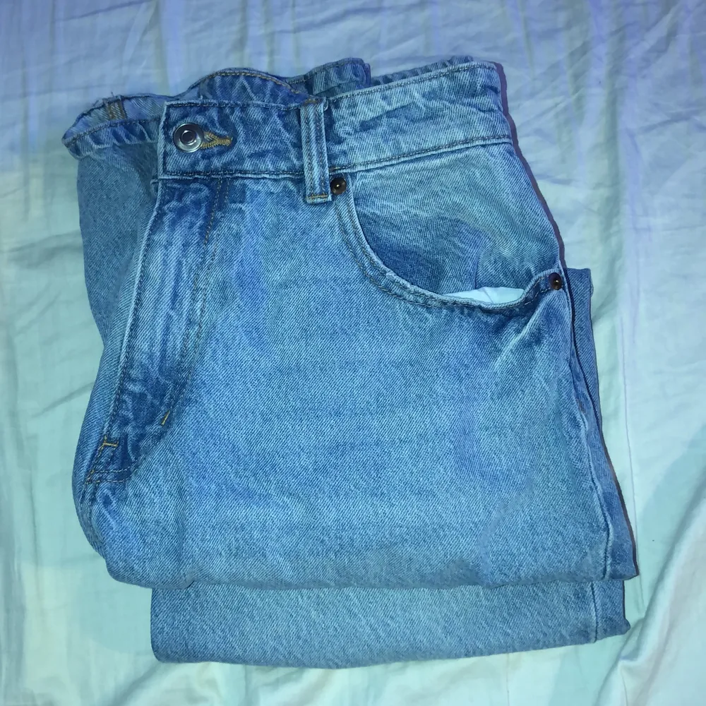 Högmidjade jeans byxor  Storlek:42 Bra skick har inte använt dom Säljer för att dom inte passar :)  100kr ink frakt inräknat  . Jeans & Byxor.