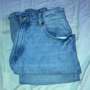 Högmidjade jeans byxor  Storlek:42 Bra skick har inte använt dom Säljer för att dom inte passar :)  100kr ink frakt inräknat  