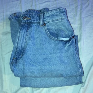 Högmidjade jeans byxor  - Högmidjade jeans byxor  Storlek:42 Bra skick har inte använt dom Säljer för att dom inte passar :)  100kr ink frakt inräknat  