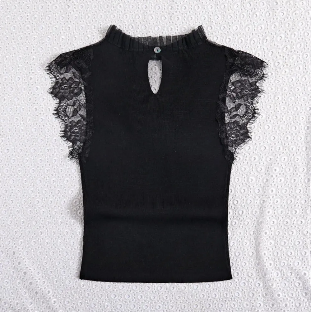Säljer denna svarta tröjan/”blusen” med spets detaljer. Jättefin och skön men lite stor för mig 😍. Blusar.