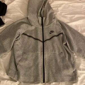 Nike tech fleece  - Jag säljer min Nike tech fleece tröja för 600 igentligen kostade den 1100 men jag säljer den för 600 för att den inte kommer till användning.