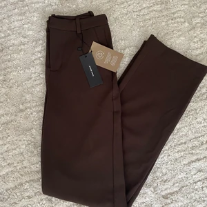 Bruna kostymbyxor  - Bruna Low rise kostymbyxor. Byxorna är oanvända och säljs pågrund av fel storlek. Originalpris 400kr säljer för 170kr + frakt🤎 Hör av er vid intresse!