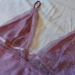 Lilarosa nattlinne från Private Collection by Hunkemöller. Storlek M. Orginalpris ca 400 kr. Inga skador. Alla kläder tvättas innan de säljs :) 