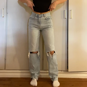 Jeans från ginatricot  - Blåa jeans med hål vid knäna från Gina. Storlek 34💓bra skick. Sitter fint i längden (jag är 168). 