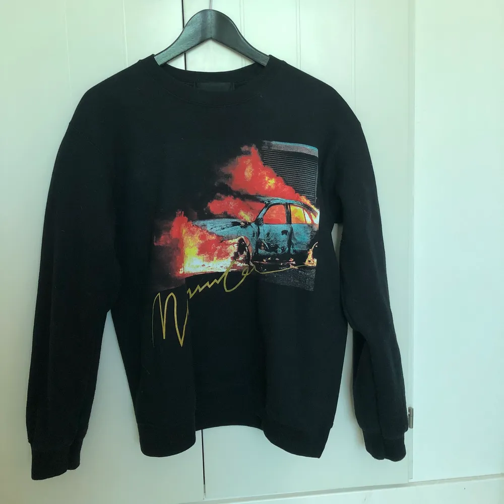 Svart sweatshirt med tryck i storlek XS. Märket är mennace. . Tröjor & Koftor.